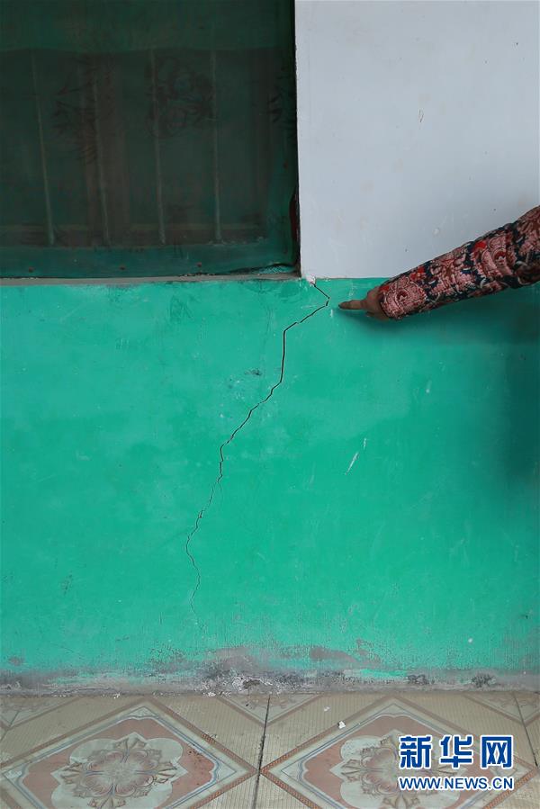 （新華視點(diǎn)&middot;圖文互動(dòng)）（4）挖掘作業(yè)距漢墓中心僅20米，村民住房出現(xiàn)裂縫&hellip;&hellip;&ldquo;造地&rdquo;如何變挖山？