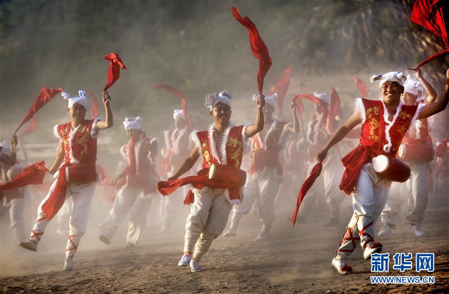 （新華全媒頭條&middot;迎接兩會特別報道&middot;圖文互動）（7）奮進，向著第一個百年奮斗目標(biāo)&mdash;&mdash;寫在2019年全國兩會召開之際