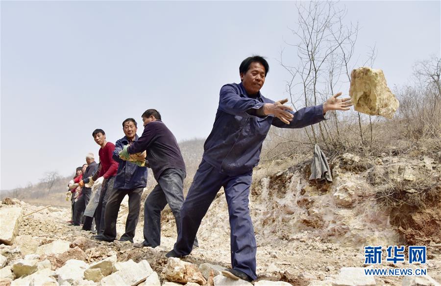 (在習(xí)近平新時代中國特色社會主義思想指引下——新時代新作為新篇章·圖文互動)(4)“困難面前有我們”——太行山革命老區(qū)一個小山村的蝶變
