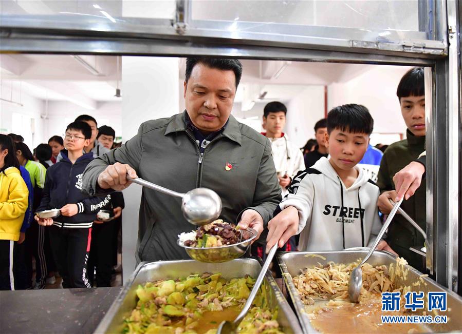 (社會)(1)《學(xué)校食品安全與營養(yǎng)健康管理規(guī)定》今日施行