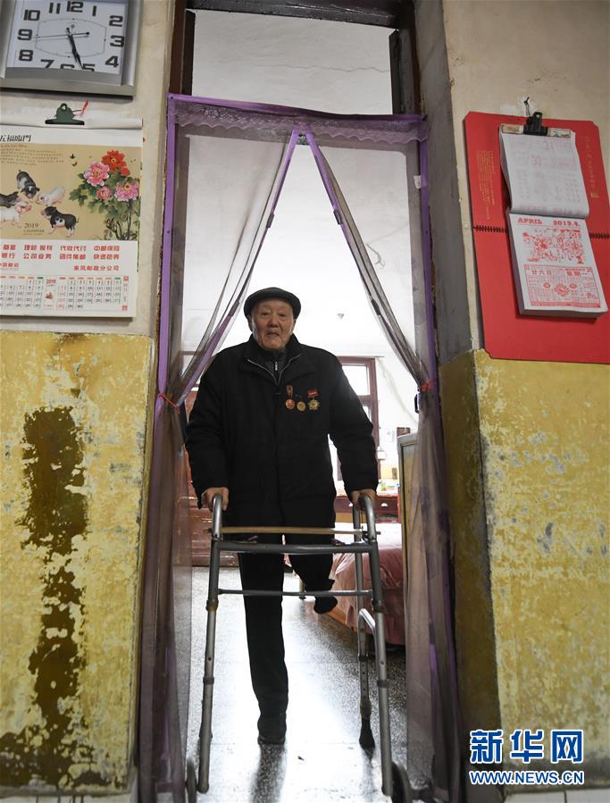 （新華全媒頭條&middot;圖文互動(dòng)）（1）英雄無(wú)言&mdash;&mdash;95歲老黨員張富清的本色人生