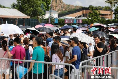 資料圖：游客排隊(duì)等待安檢。殷立勤 攝