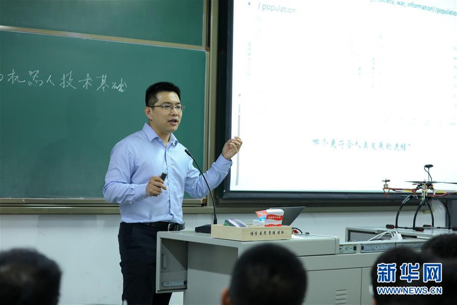 （圖文互動）（1）心懷藍(lán)天　逐夢云霄&mdash;&mdash;記天津大學(xué)教授、一飛智控創(chuàng)始人齊俊桐