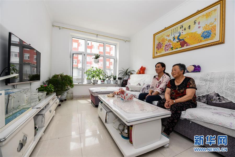 （在習(xí)近平新時(shí)代中國(guó)特色社會(huì)主義思想指引下&mdash;&mdash;新時(shí)代新作為新篇章&middot;總書記關(guān)心的百姓身邊事&middot;圖文互動(dòng)）（5）棚改的溫暖：1億多人&ldquo;出棚進(jìn)樓&rdquo;