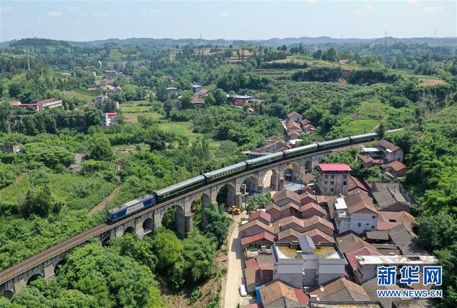 （壯麗70年&middot;奮斗新時(shí)代&mdash;&mdash;共和國(guó)發(fā)展成就巡禮）（3）人暢其行、貨暢其流&mdash;&mdash;共和國(guó)交通運(yùn)輸業(yè)發(fā)展成就巡禮