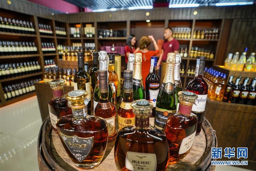 （在習(xí)近平新時代中國特色社會主義思想指引下&mdash;&mdash;新時代新作為新篇章&middot;總書記關(guān)切開放事&middot;圖文互動）（4）開放，讓迢迢邊關(guān)擁有穩(wěn)穩(wěn)幸福&mdash;&mdash;來自內(nèi)陸沿邊開放小城的故事