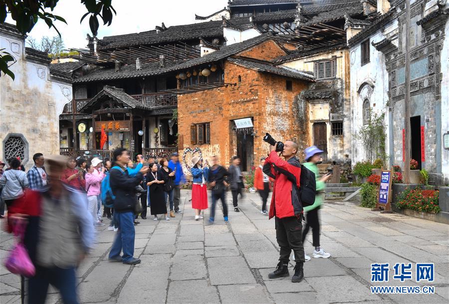 （圖文互動）（11）鄉(xiāng)村攝影師、鄉(xiāng)村&ldquo;模特&rdquo;、民宿店主&mdash;&mdash;鄉(xiāng)村旅游推動婺源農(nóng)民生活方式發(fā)生新變化