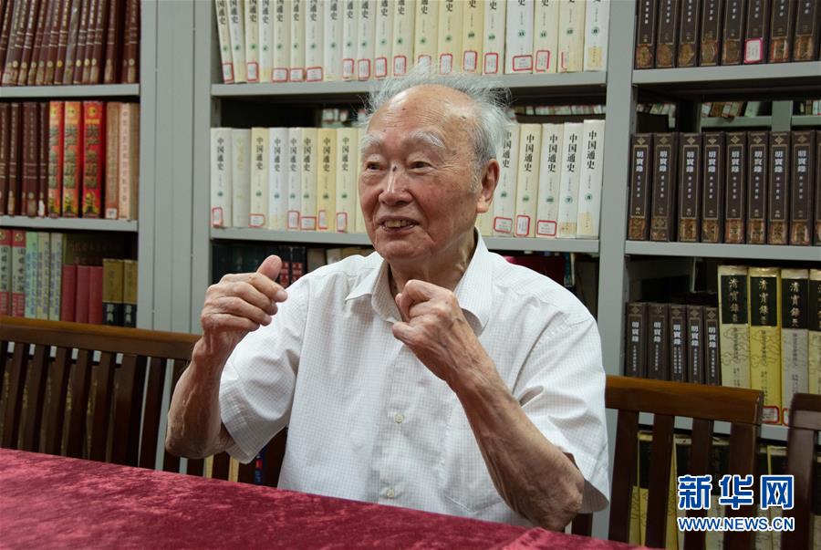 （新華全媒頭條&middot;圖文互動(dòng)）（5）滄海橫流 信仰彌堅(jiān)&mdash;&mdash;記共產(chǎn)黨員、湘潭大學(xué)九旬教授滄南