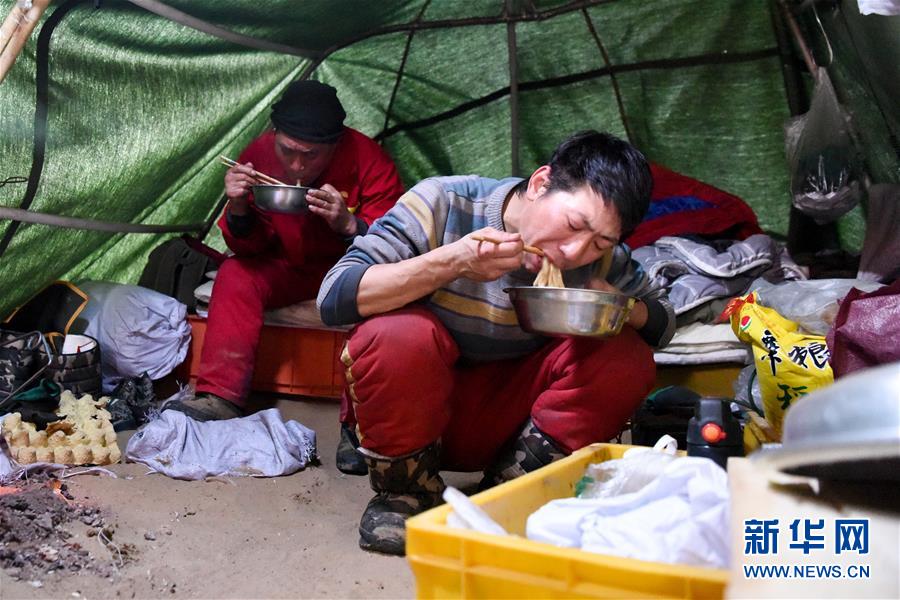 （新春走基層&middot;圖文互動）（6）大漠中，一頂帳篷守歲五年