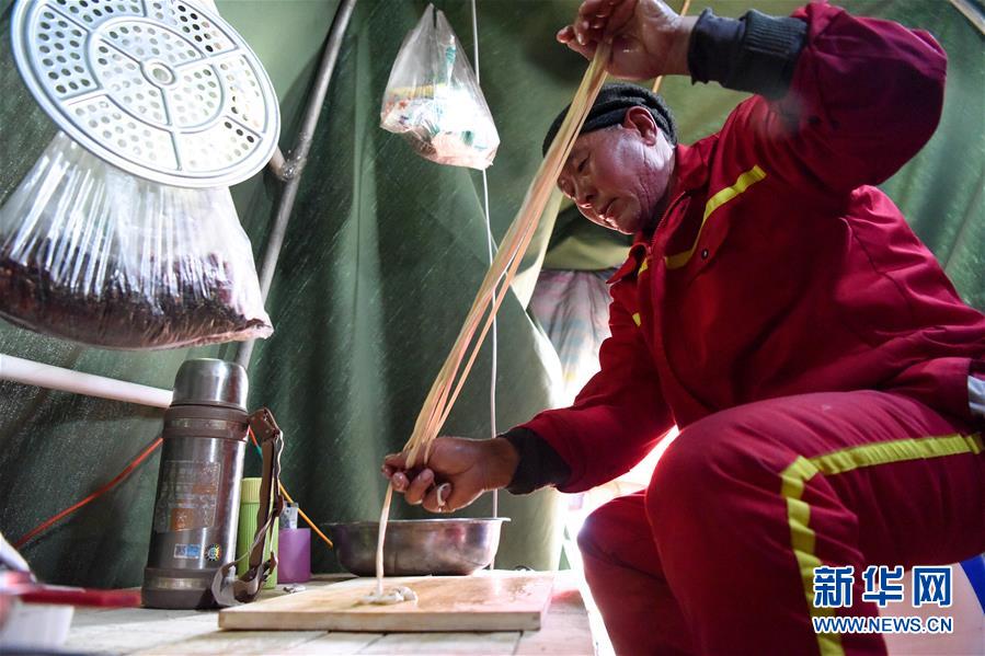 （新春走基層&middot;圖文互動）（7）大漠中，一頂帳篷守歲五年