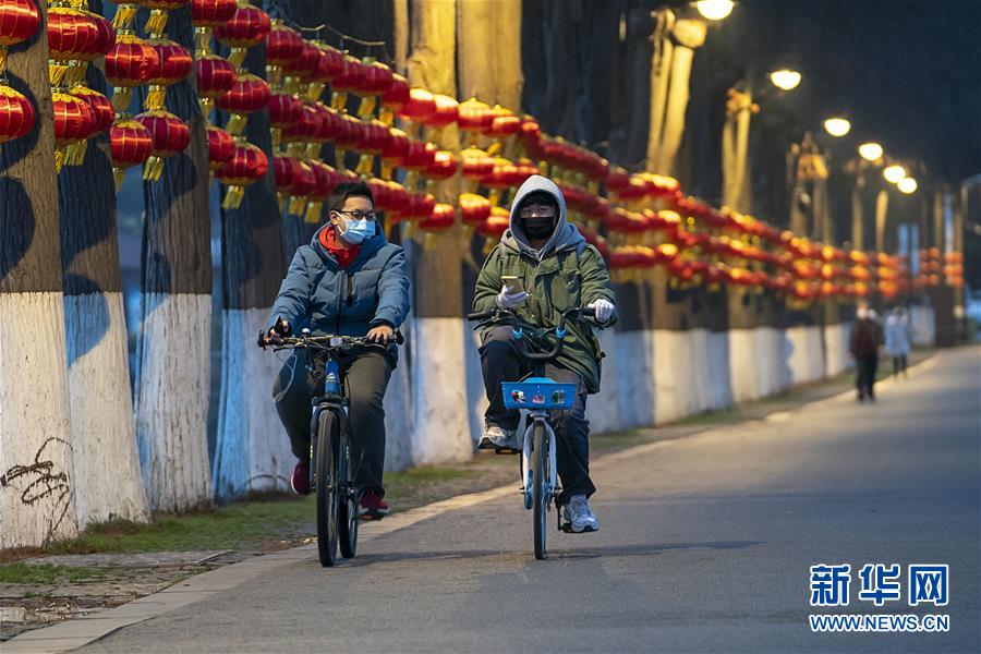 （新華全媒頭條&middot;圖文互動(dòng)）（12）人間至味是團(tuán)圓&mdash;&mdash;武漢庚子元宵節(jié)全紀(jì)錄