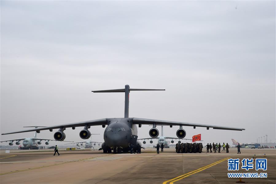 （聚焦疫情防控&middot;圖文互動(dòng)）（8）空軍出動(dòng)3型11架運(yùn)輸機(jī)多地同步向武漢空運(yùn)醫(yī)療隊(duì)員