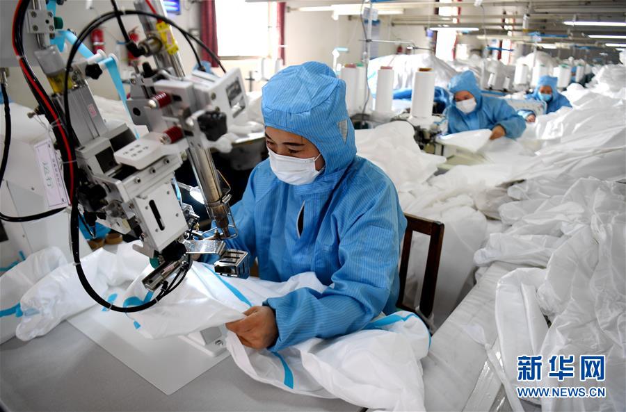 （聚焦疫情防控&middot;圖文互動）（1）我們能多產(chǎn)一件，前方就少一份風(fēng)險&mdash;&mdash;醫(yī)用防護服&ldquo;河北制造&rdquo;緊急&ldquo;起飛&rdquo;記