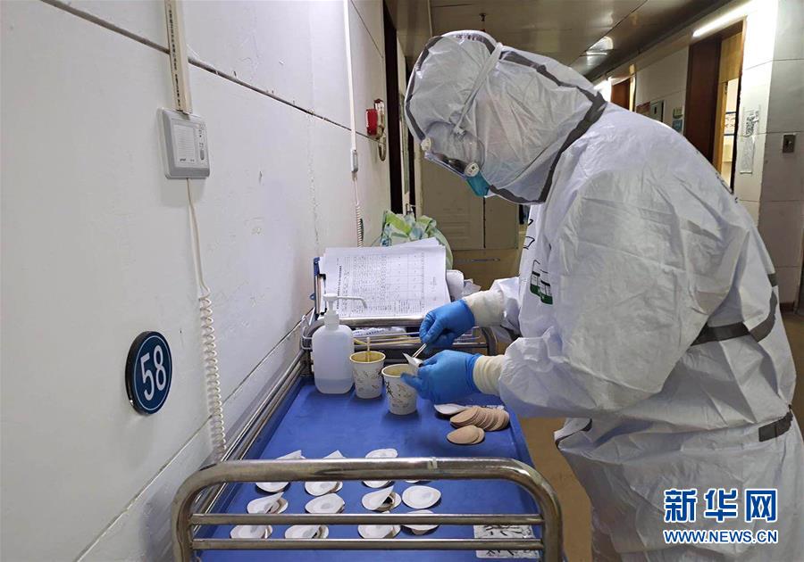 （聚焦疫情防控&middot;圖文互動）（10）參與救治新冠肺炎確診病例超八成&mdash;&mdash;中醫(yī)藥在抗擊疫情中貢獻力量