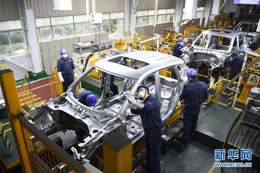 （在習(xí)近平新時代中國特色社會主義思想指引下&mdash;&mdash;新時代新作為新篇章&middot;習(xí)近平總書記關(guān)切事&middot;圖文互動）（2）化&ldquo;危&rdquo;為&ldquo;機&rdquo;　念好&ldquo;新&rdquo;字訣&mdash;&mdash;各地產(chǎn)業(yè)發(fā)展&ldquo;新&rdquo;動向掃描