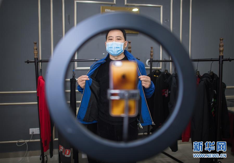 （在習(xí)近平新時代中國特色社會主義思想指引下&mdash;&mdash;新時代新作為新篇章&middot;習(xí)近平總書記關(guān)切事&middot;圖文互動）（3）化&ldquo;危&rdquo;為&ldquo;機&rdquo;　念好&ldquo;新&rdquo;字訣&mdash;&mdash;各地產(chǎn)業(yè)發(fā)展&ldquo;新&rdquo;動向掃描