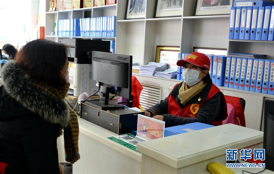 （一線(xiàn)抗疫群英譜&middot;圖文互動(dòng)）（3）社區(qū)書(shū)記李?lèi)偅簝蓚€(gè)多月，沒(méi)和家人吃過(guò)一次團(tuán)圓飯