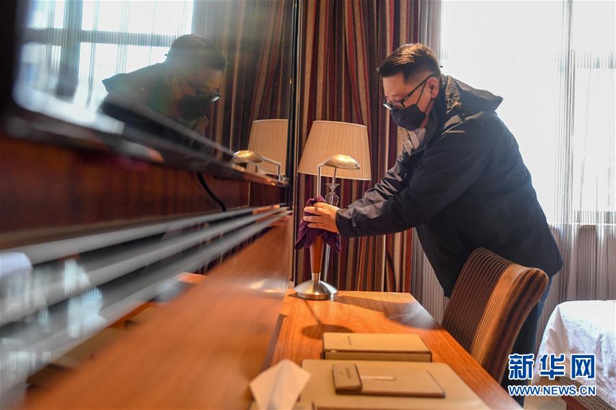 （一線(xiàn)抗疫群英譜&middot;圖文互動(dòng)）（3）服務(wù)白衣天使的&ldquo;管家&rdquo;艾厚宇