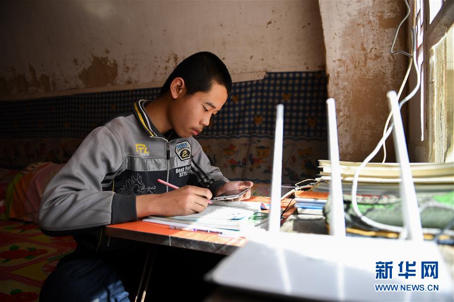 （在習(xí)近平新時代中國特色社會主義思想指引下&mdash;&mdash;新時代新作為新篇章&middot;習(xí)近平總書記關(guān)切事&middot;圖文互動）（7）讓城市更聰明　讓經(jīng)濟更智慧&mdash;&mdash;各地加快形成數(shù)字新動能促經(jīng)濟社會行穩(wěn)致遠