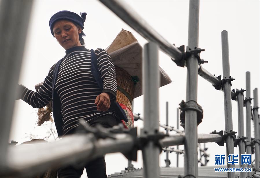 （熱點(diǎn)鮮報&middot;圖文互動）（3）出懸崖記&mdash;&mdash;四川涼山&ldquo;懸崖村&rdquo;貧困群眾走下&ldquo;天梯&rdquo;搬新居