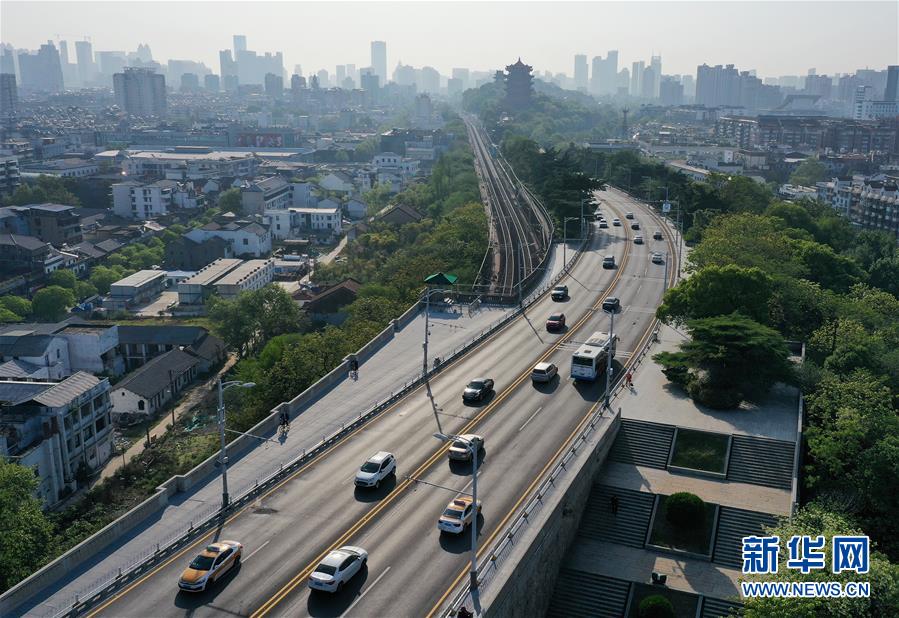 （新華全媒頭條&middot;圖文互動）（13）從人民中汲取磅礴力量&mdash;&mdash;習(xí)近平總書記同出席2020年全國兩會人大代表、政協(xié)委員共商國是紀(jì)實(shí)