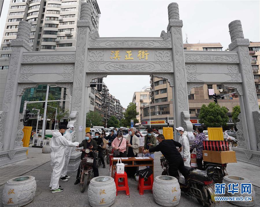 （新華全媒頭條&middot;圖文互動）（14）從人民中汲取磅礴力量&mdash;&mdash;習(xí)近平總書記同出席2020年全國兩會人大代表、政協(xié)委員共商國是紀(jì)實(shí)
