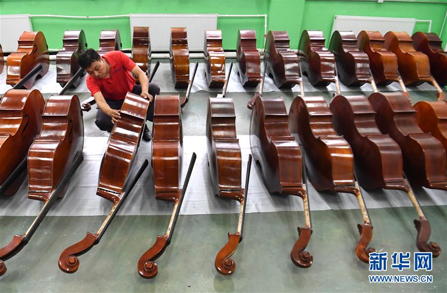 （走向我們的小康生活&middot;圖文互動）（2）放下鋤頭，卻撥動命運的琴弦