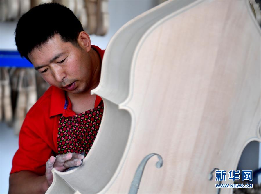 （走向我們的小康生活&middot;圖文互動）（4）放下鋤頭，卻撥動命運的琴弦
