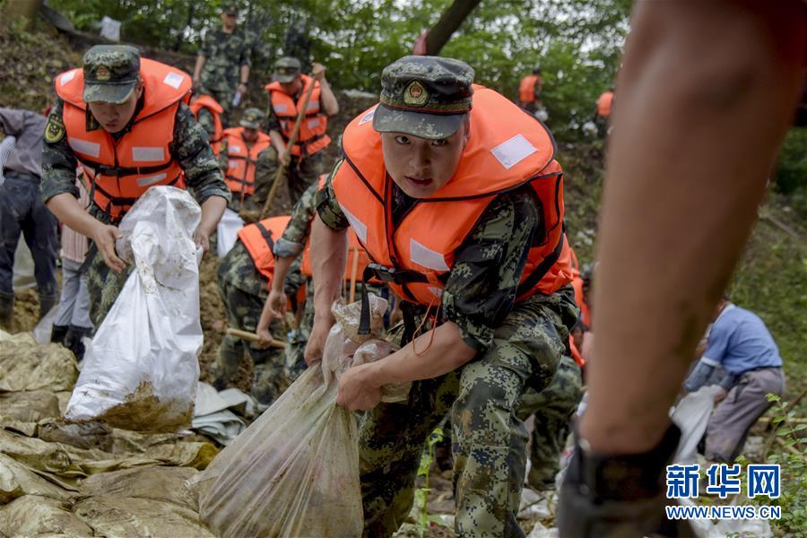 （防汛抗洪&middot;圖文互動）（6）洪水不退，子弟兵誓死不退&mdash;&mdash;解放軍和武警部隊官兵參與洪澇災(zāi)害搶險救援記事