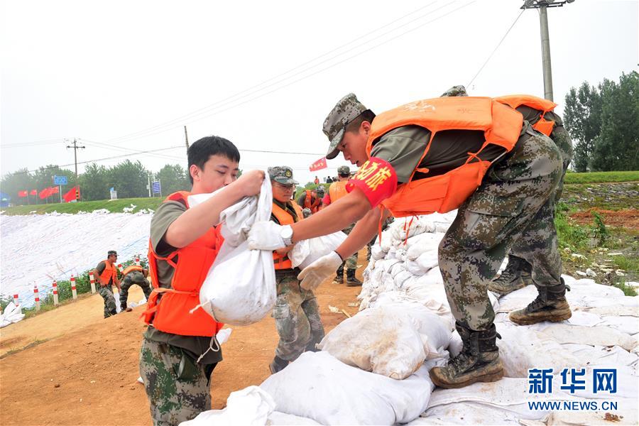 (防汛抗洪·圖文互動)(2)我們永遠是“兩不怕”精神傳人——陸軍第71集團軍200余名退伍老兵主動歸隊?wèi)?zhàn)洪魔