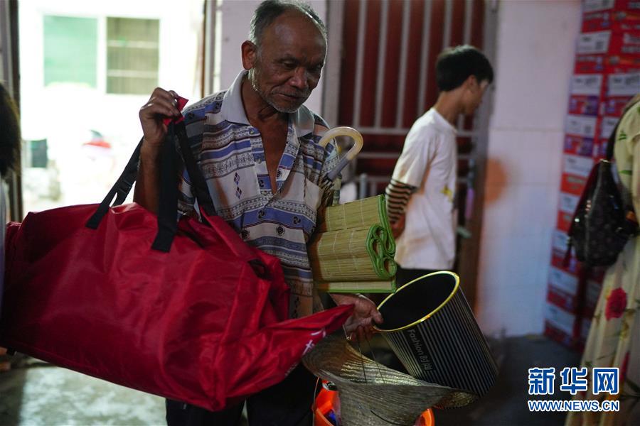 （在習(xí)近平新時(shí)代中國(guó)特色社會(huì)主義思想指引下&mdash;&mdash;新時(shí)代新作為新篇章&middot;習(xí)近平總書記關(guān)切事&middot;圖文互動(dòng)）（3）遮風(fēng)雨 送安穩(wěn)&mdash;&mdash;受災(zāi)群眾轉(zhuǎn)移安置中的暖心故事