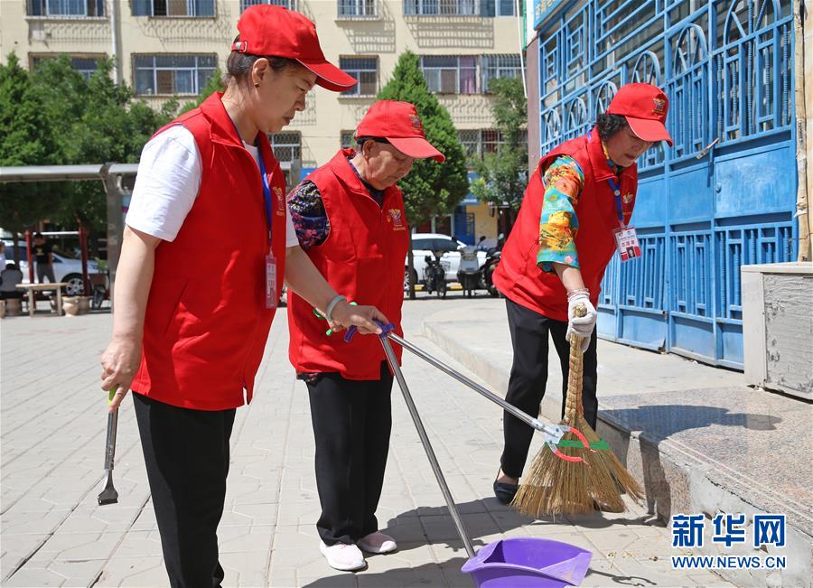 （走向我們的小康生活&middot;圖文互動）（1）蘭花掬得滿庭芳&mdash;&mdash;寧夏吳忠市古稀志愿者王蘭花的溫情故事