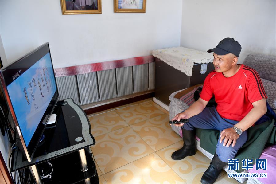 （走向我們的小康生活&middot;圖文互動(dòng)）（3）草原有了網(wǎng)，手機(jī)能放羊&mdash;&mdash;看呼倫貝爾大草原牧民生活變了樣 