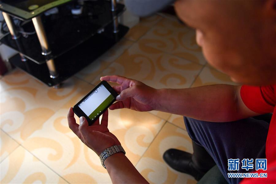 （走向我們的小康生活&middot;圖文互動(dòng)）（4）草原有了網(wǎng)，手機(jī)能放羊&mdash;&mdash;看呼倫貝爾大草原牧民生活變了樣 