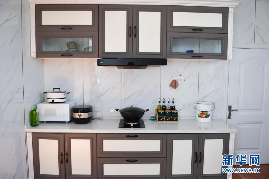 （走向我們的小康生活&middot;圖文互動(dòng)）（7）草原有了網(wǎng)，手機(jī)能放羊&mdash;&mdash;看呼倫貝爾大草原牧民生活變了樣 