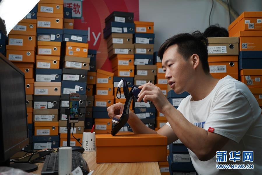 （民生直通車(chē)&middot;圖文互動(dòng)）（1）生產(chǎn)線&ldquo;突圍&rdquo; 創(chuàng)新領(lǐng)跑&ldquo;下一站&rdquo;&mdash;&mdash;&ldquo;中國(guó)女鞋之都&rdquo;轉(zhuǎn)型升級(jí)之路