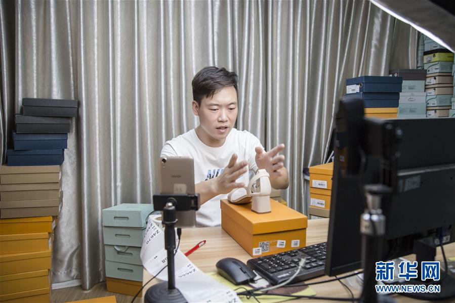 （總書記推動(dòng)的改革身邊事&middot;就業(yè)創(chuàng)業(yè)改革篇&middot;圖文互動(dòng)）（2）特寫：&ldquo;網(wǎng)絡(luò)主播背后是轟鳴的工廠&rdquo;&mdash;&mdash;聆聽經(jīng)濟(jì)復(fù)蘇的新訊號(hào)