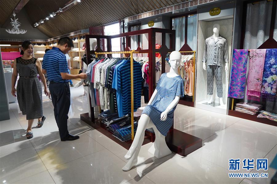 （走向我們的小康生活&middot;圖文互動）（2）綠了青山，紅了日子&mdash;&mdash;秦巴山區(qū)群眾繪出小康&ldquo;調(diào)色板&rdquo;