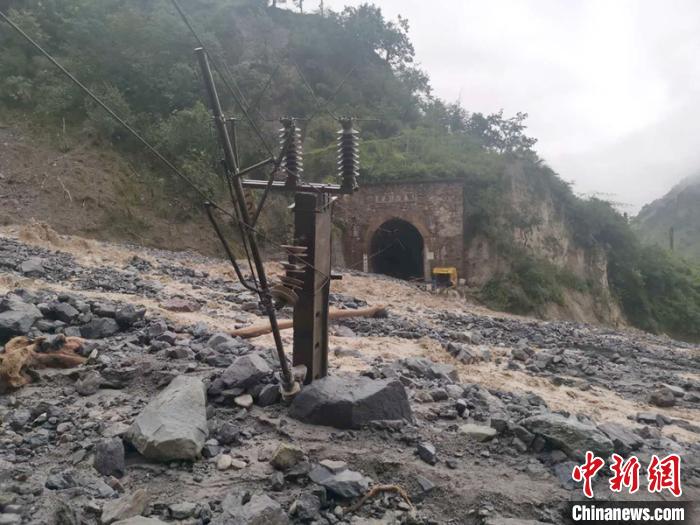 因泥石流受損的成昆鐵路區(qū)間?！ソ?攝