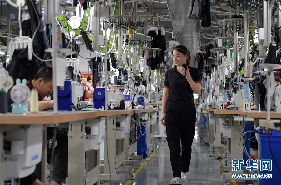 （走向我們的小康生活&middot;圖文互動(dòng)）（5）&ldquo;一件衣裳&rdquo;，藏著脫貧致富新天地