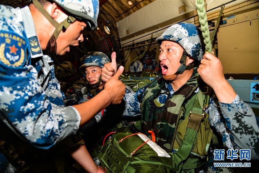 （在習(xí)近平強(qiáng)軍思想指引下&middot;我們在戰(zhàn)位報(bào)告&middot;圖文互動）（3）朵朵傘花綻放，勝戰(zhàn)精兵天降&mdash;&mdash;空降兵部隊(duì)某旅教導(dǎo)員余海龍帶領(lǐng)官兵傳承黃繼光精神記事