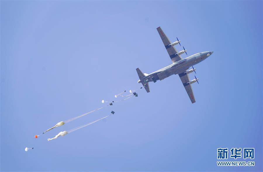 （在習(xí)近平強(qiáng)軍思想指引下&middot;我們在戰(zhàn)位報(bào)告&middot;圖文互動）（4）朵朵傘花綻放，勝戰(zhàn)精兵天降&mdash;&mdash;空降兵部隊(duì)某旅教導(dǎo)員余海龍帶領(lǐng)官兵傳承黃繼光精神記事