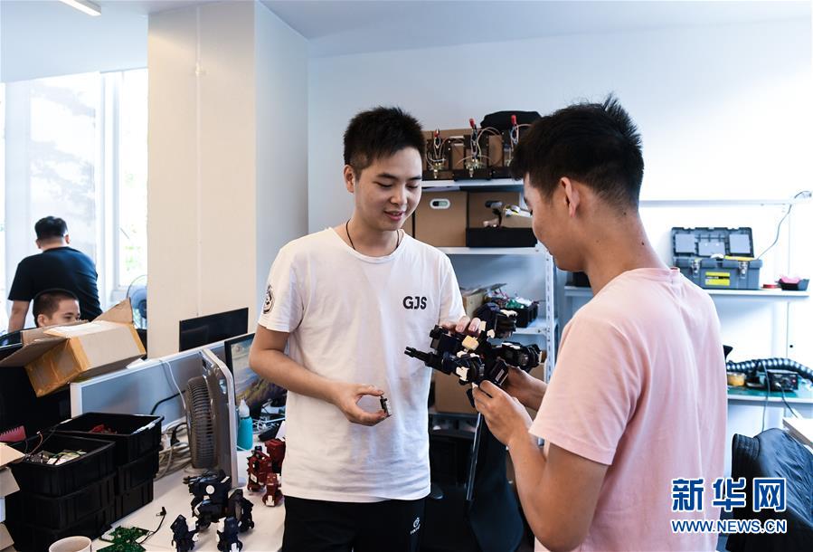 （在習(xí)近平新時代中國特色社會主義思想指引下&mdash;&mdash;新時代新作為新篇章&middot;習(xí)近平總書記關(guān)切事&middot;圖文互動）（8）我家大門常打開&mdash;&mdash;經(jīng)濟(jì)特區(qū)全方位對外開放故事