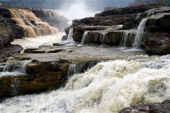黃河壺口瀑布現(xiàn)半清半濁景觀