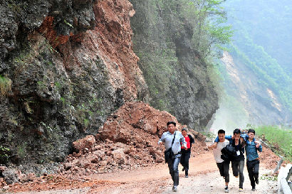 實拍：志愿者冒飛石向災(zāi)區(qū)挺進！