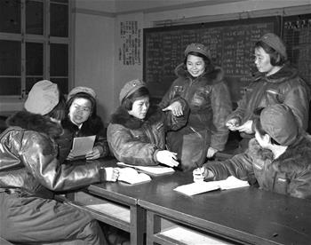 第一批女飛行員：毛澤東稱贊，細(xì)妹子不簡單，飛得好高啊