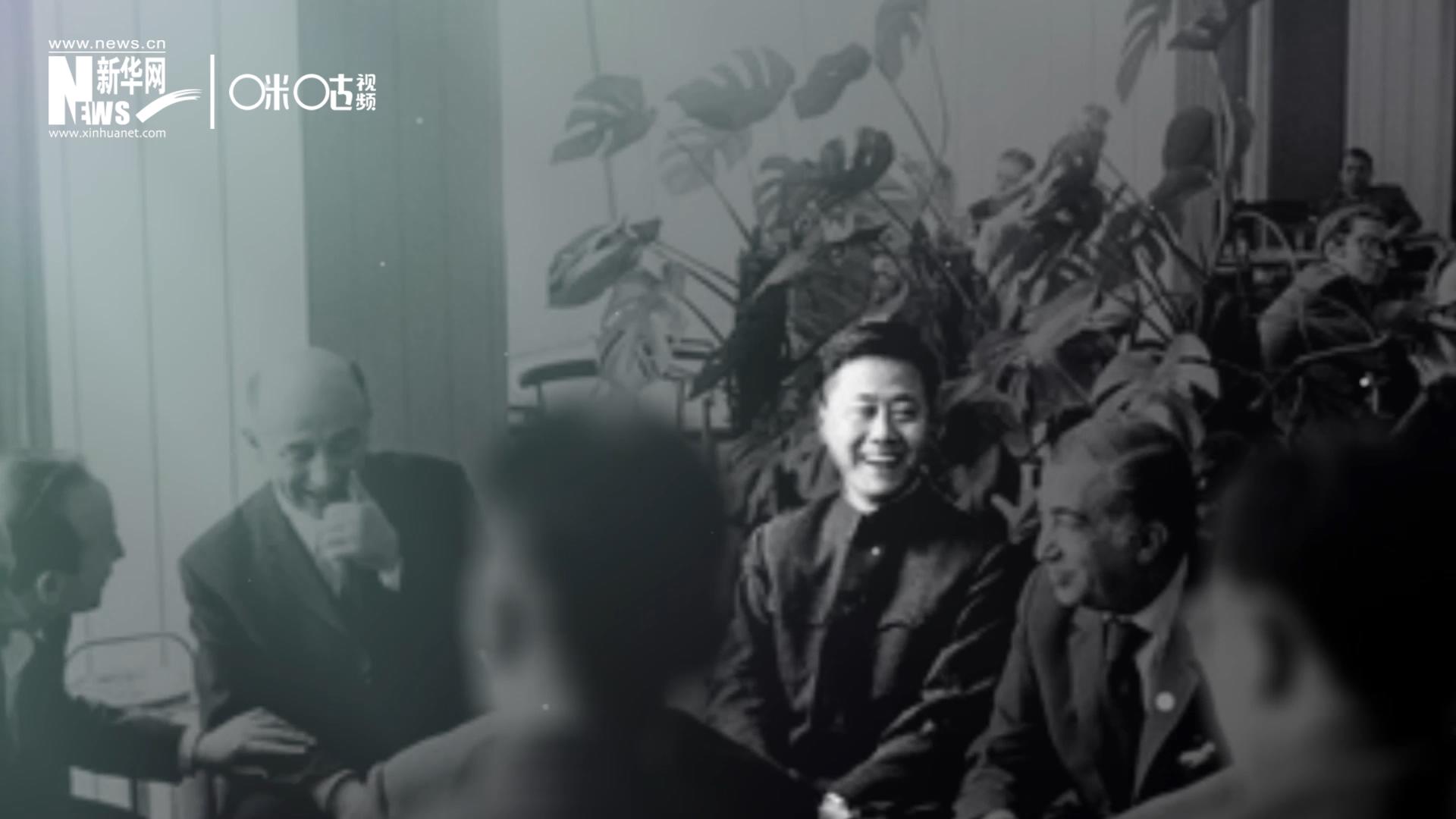 照片里的這個(gè)人是高梁，原新華社國際部記者。原本作為代表團(tuán)隨行記者的他接到通知，由他帶領(lǐng)一支先遣小組先行去紐約。