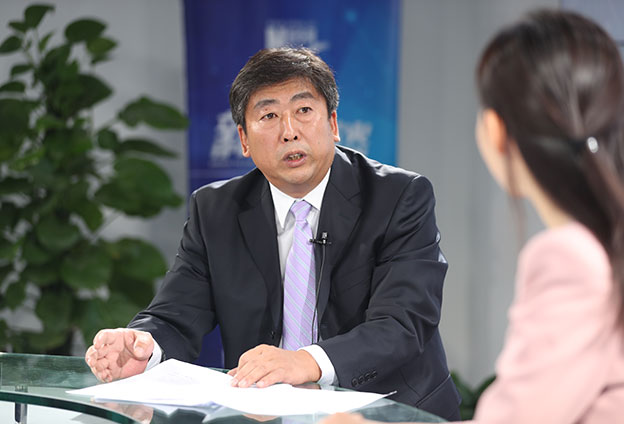 具體落在實(shí)處就是把方向，管大局，保落實(shí)