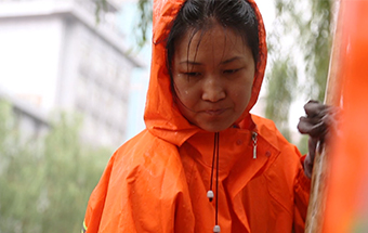 做&ldquo;等雨人&rdquo; 痛并快樂(lè)著