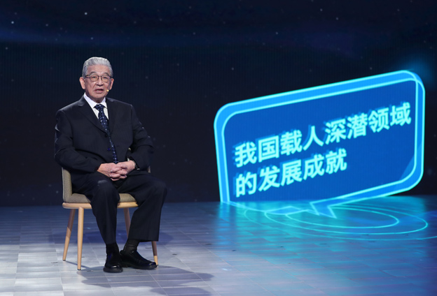 抱著要建造先進(jìn)的海軍裝備保家衛(wèi)國的心愿，考入了交通大學(xué)造船系